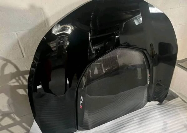6th gen ZI1 hood with exposed carbon center in black - Image 2
