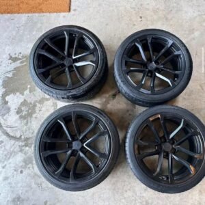 OEM 2013-2015 ZL1 Wheels 20×10 (Front) – 20×11 (Rear) -The wheels are in good shape. -They do have a few nicks on them, but no bends. -Front tires are in ok shape. -Rear tires pretty much new
